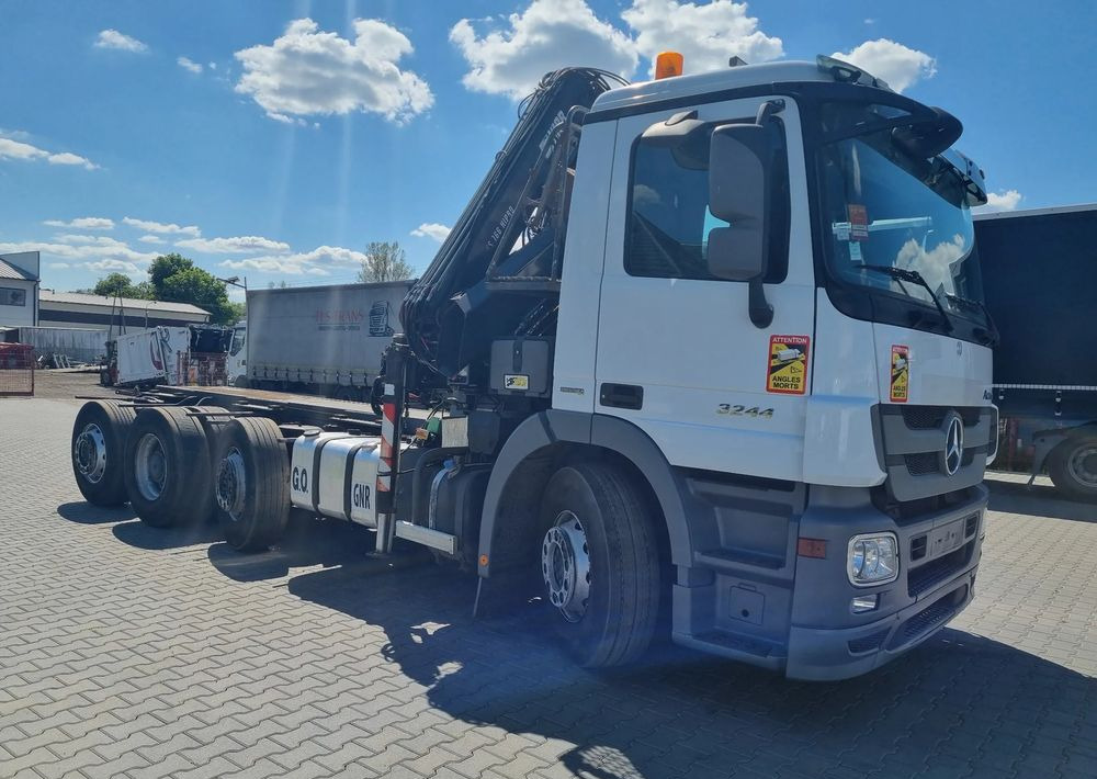 Mercedes-Benz Actros 3244 - Камион со кабинска шасија: слика 2 Mercedes-Benz Actros 3244 - Камион со кабинска шасија: слика 2