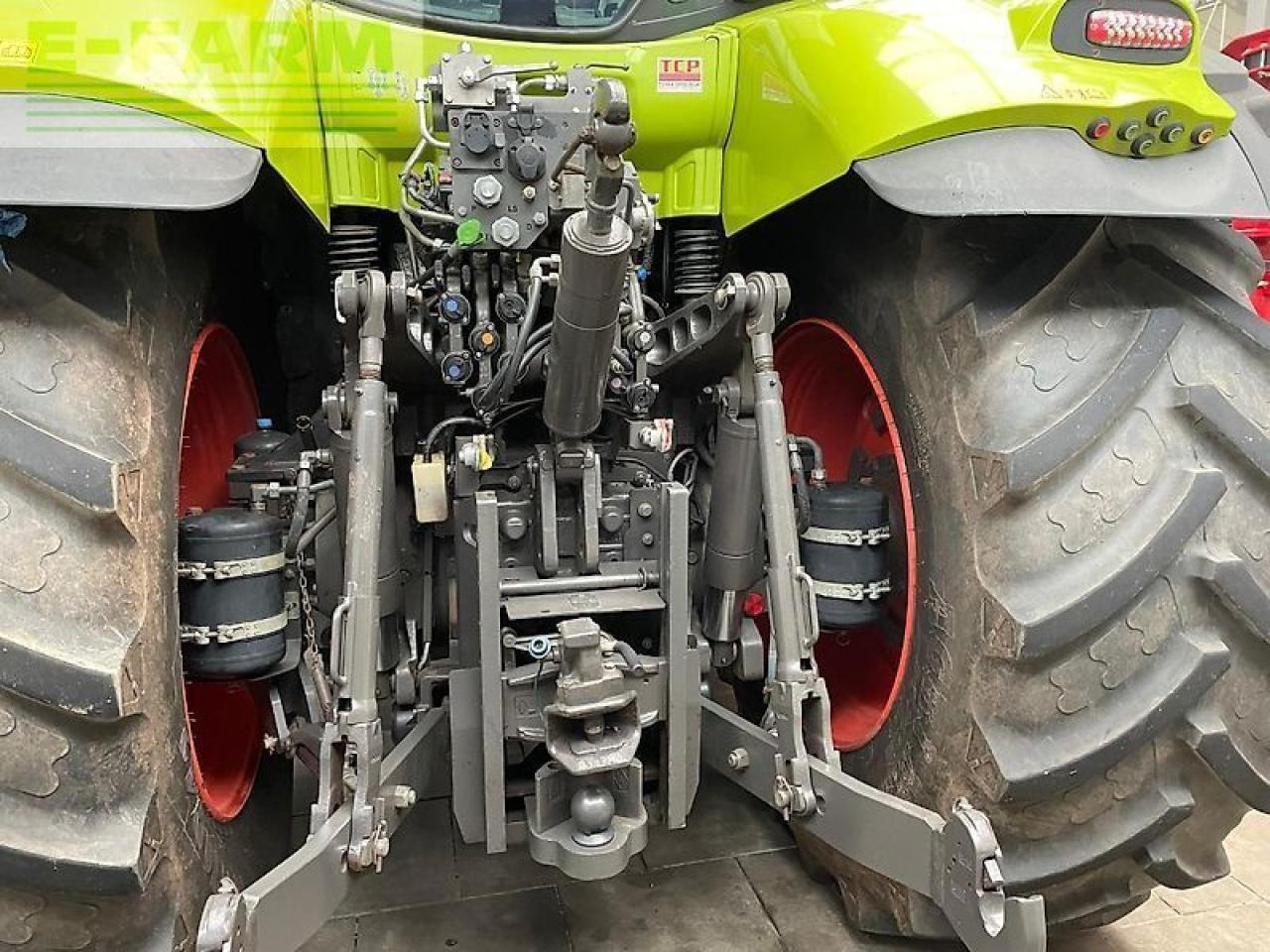 CLAAS axion 870 c-matic CMATIC - Трактор: слика 4 CLAAS axion 870 c-matic CMATIC - Трактор: слика 4