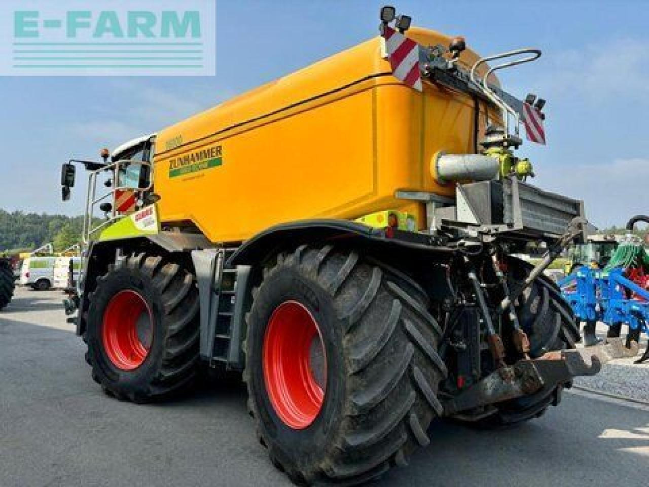 CLAAS xerion 4000 saddle trac, zunhammer acx 16 cbm SADDLE TRAC - Трактор: слика 3 CLAAS xerion 4000 saddle trac, zunhammer acx 16 cbm SADDLE TRAC - Трактор: слика 3