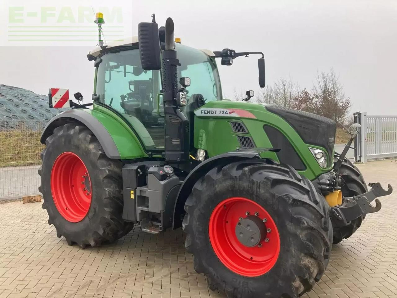 Fendt fendt 724 s4 profi+ - Трактор: слика 1 Fendt fendt 724 s4 profi+ - Трактор: слика 1