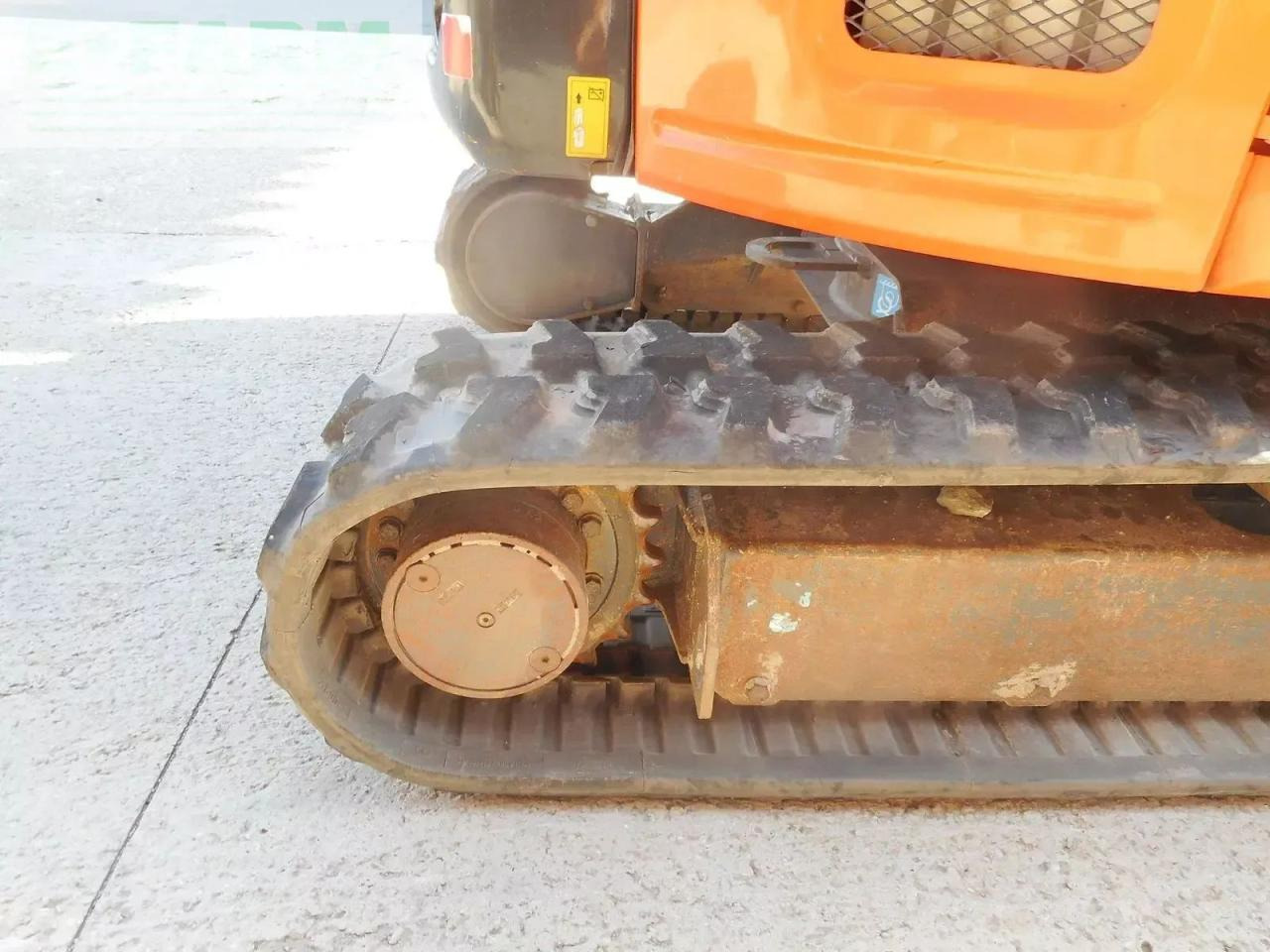 Мини багер Hitachi zx26u-6 ( 2.740kg ) powertilt: слика 14 Мини багер Hitachi zx26u-6 ( 2.740kg ) powertilt: слика 14