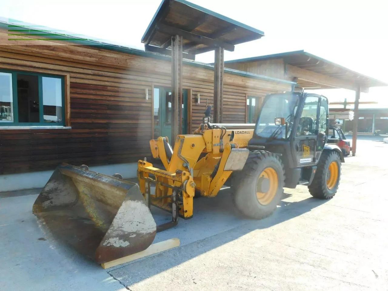 JCB jcb 533-105 ( 3,3t - 10,5m ) - Телескопски ракувач: слика 2 JCB jcb 533-105 ( 3,3t - 10,5m ) - Телескопски ракувач: слика 2