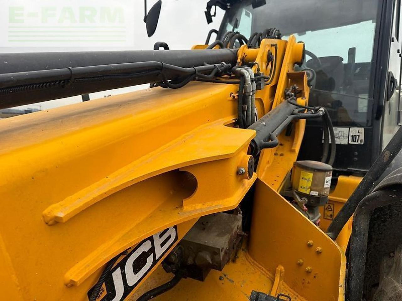 JCB tm 420 - Телескопски ракувач: слика 2 JCB tm 420 - Телескопски ракувач: слика 2