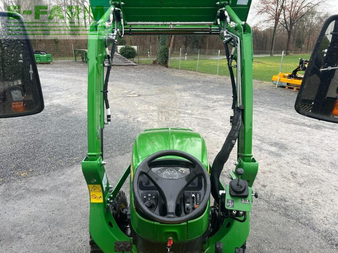 Трактор John Deere 3025e: слика 8 Трактор John Deere 3025e: слика 8