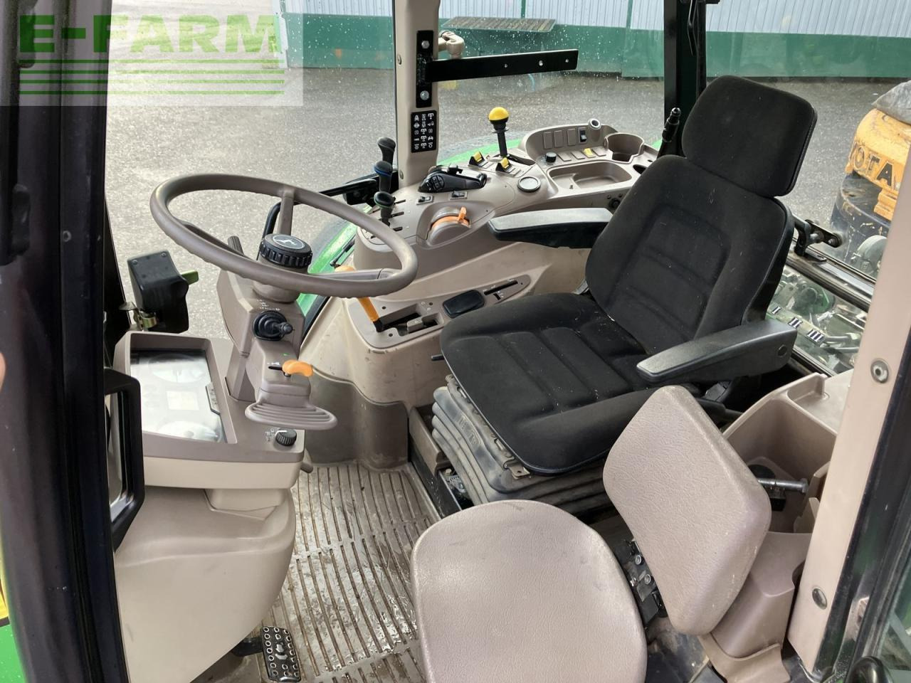 Трактор John Deere 5080 r: слика 16