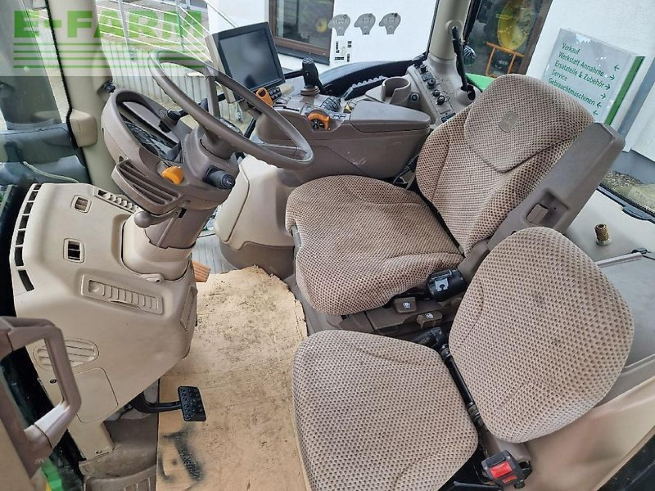 Трактор John Deere 6215r: слика 12 Трактор John Deere 6215r: слика 12