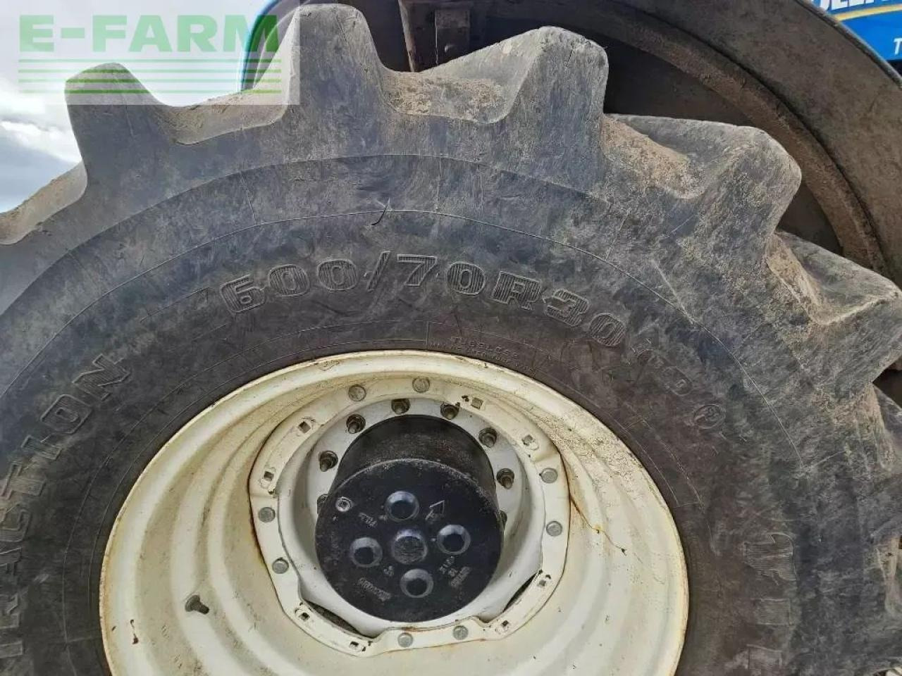 Трактор New Holland t 8.300: слика 9 Трактор New Holland t 8.300: слика 9