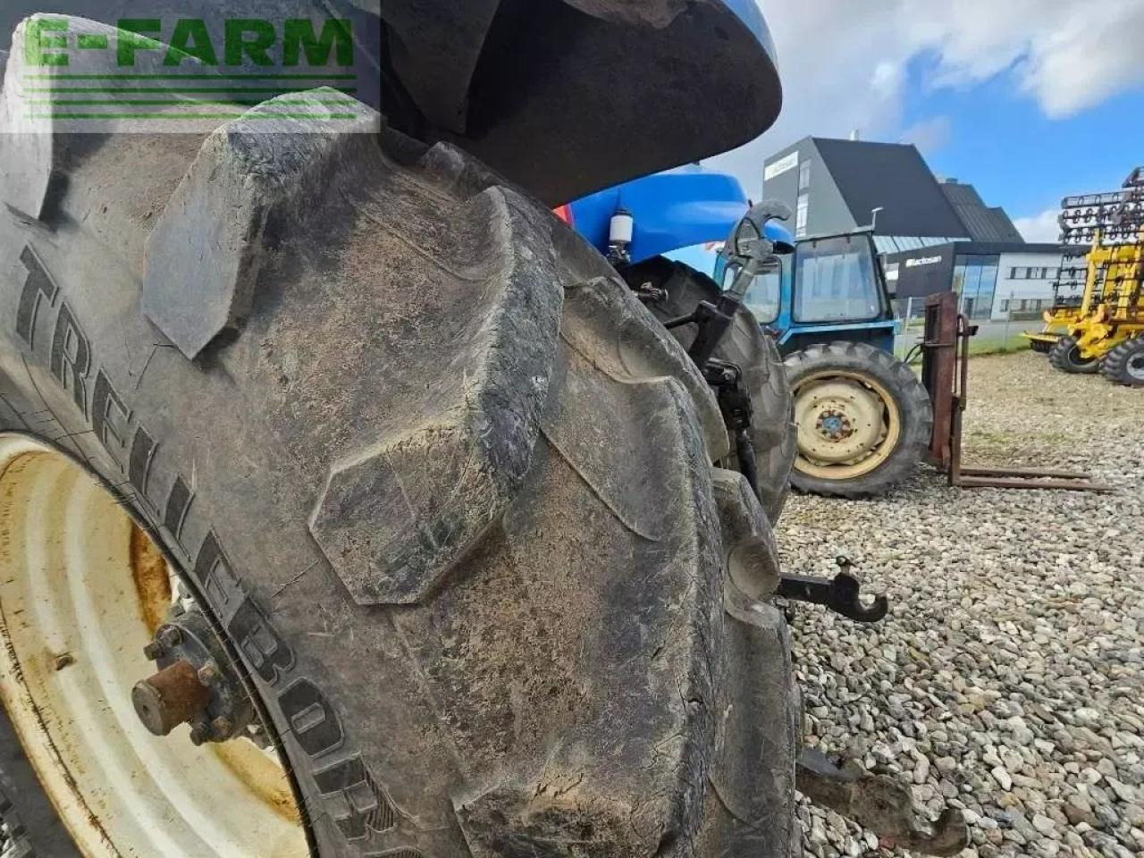 Трактор New Holland t 8.300: слика 8 Трактор New Holland t 8.300: слика 8