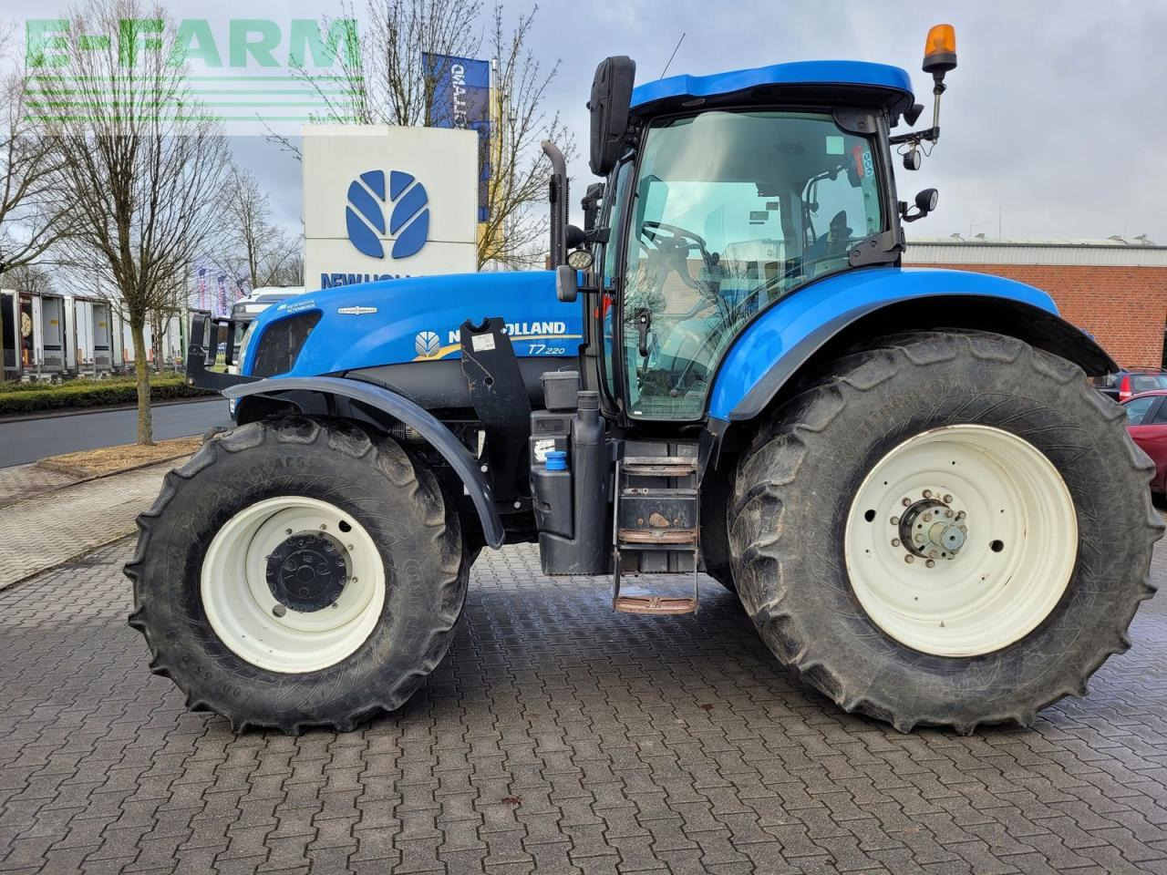 New Holland t7.220 ac - Трактор: слика 1 New Holland t7.220 ac - Трактор: слика 1