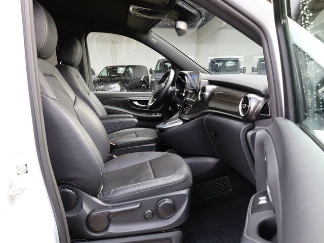 MERCEDES-BENZ EQV 300 Avantgarde,lang,7Sitze,2xSchiebetür,LED... - Патничко комбе, Електрично комбе: слика 5 MERCEDES-BENZ EQV 300 Avantgarde,lang,7Sitze,2xSchiebetür,LED... - Патничко комбе, Електрично комбе: слика 5