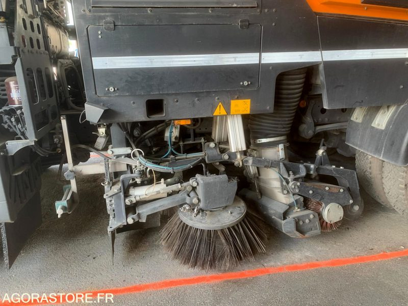 BALAYEUSE COMPOSÉE D'UN PORTEUR MERCEDES ET D'UN SYSTÈME DE BALAYAGE SCHMIDT - Возило за метење: слика 3 BALAYEUSE COMPOSÉE D'UN PORTEUR MERCEDES ET D'UN SYSTÈME DE BALAYAGE SCHMIDT - Возило за метење: слика 3