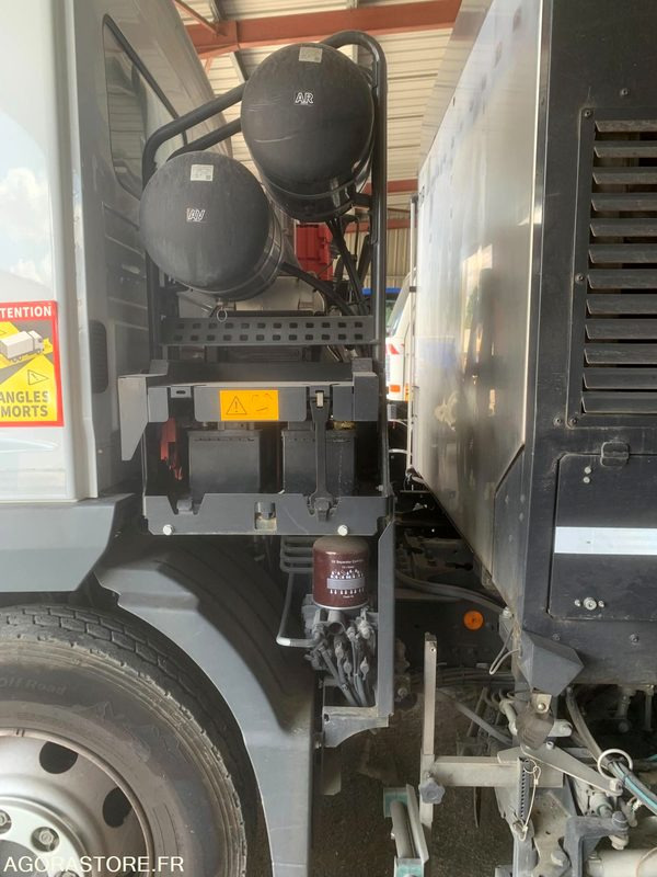 BALAYEUSE COMPOSÉE D'UN PORTEUR MERCEDES ET D'UN SYSTÈME DE BALAYAGE SCHMIDT - Возило за метење: слика 2 BALAYEUSE COMPOSÉE D'UN PORTEUR MERCEDES ET D'UN SYSTÈME DE BALAYAGE SCHMIDT - Возило за метење: слика 2