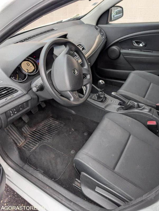 BERLINE MEGANE RENAULT 1.5 DCI BON ETAT 5 PLACES 200 010 KM - Автомобил: слика 2 BERLINE MEGANE RENAULT 1.5 DCI BON ETAT 5 PLACES 200 010 KM - Автомобил: слика 2
