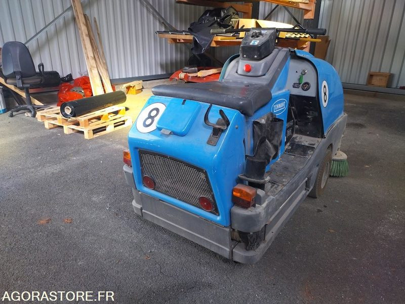 Balayeuse aspiratrice de trottoirs TENNANT LITTER HAWK 4100 - Возило за метење: слика 2 Balayeuse aspiratrice de trottoirs TENNANT LITTER HAWK 4100 - Возило за метење: слика 2