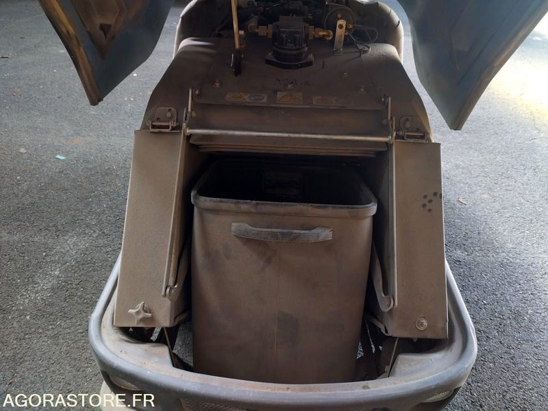 Возило за метење Balayeuse aspiratrice de trottoirs TENNANT LITTER HAWK 4100: слика 6