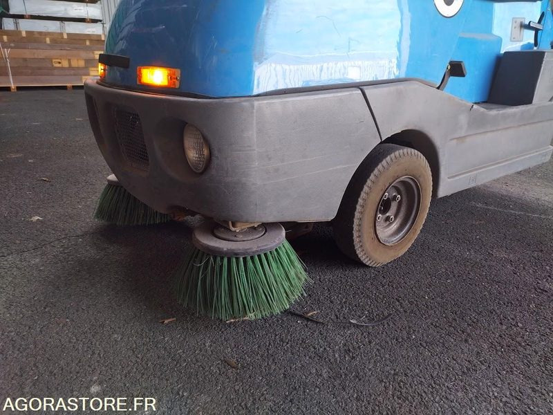 Balayeuse aspiratrice de trottoirs TENNANT LITTER HAWK 4100 - Возило за метење: слика 4 Balayeuse aspiratrice de trottoirs TENNANT LITTER HAWK 4100 - Возило за метење: слика 4