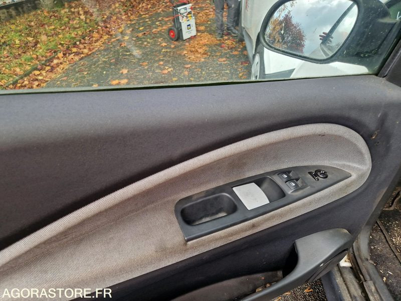 Bollore Bluecar - 93127 -2013- CY933MT - Автомобил: слика 5 Bollore Bluecar - 93127 -2013- CY933MT - Автомобил: слика 5