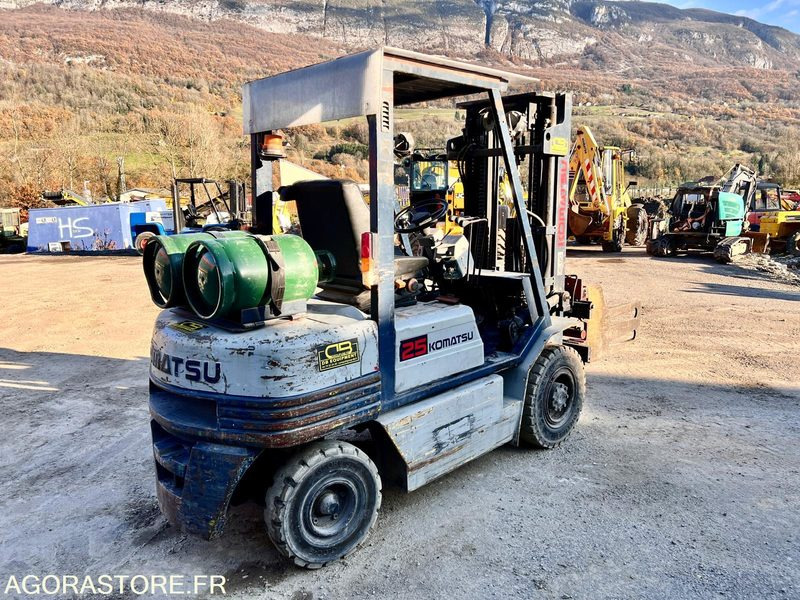 CHARIOT ÉLÉVATEUR À GAZ KOMATSU FG25T-11E AVEC PINCES - 1995 / 7938 HEURES - Дизел вилушкар: слика 3 CHARIOT ÉLÉVATEUR À GAZ KOMATSU FG25T-11E AVEC PINCES - 1995 / 7938 HEURES - Дизел вилушкар: слика 3