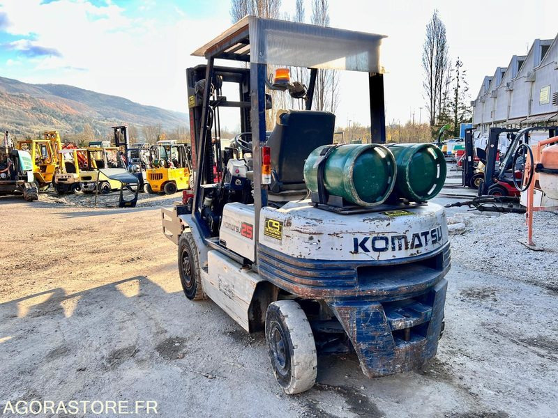 CHARIOT ÉLÉVATEUR À GAZ KOMATSU FG25T-11E AVEC PINCES - 1995 / 7938 HEURES - Дизел вилушкар: слика 2 CHARIOT ÉLÉVATEUR À GAZ KOMATSU FG25T-11E AVEC PINCES - 1995 / 7938 HEURES - Дизел вилушкар: слика 2