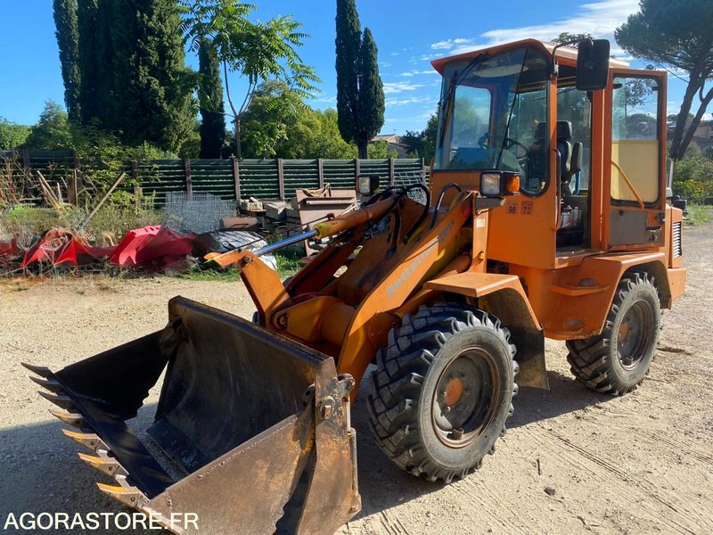 Chargeuse - Натоварувач: слика 1 Chargeuse - Натоварувач: слика 1