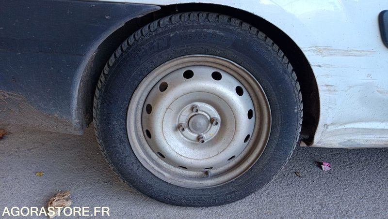 Dacia Logan - 2012 - 111131km - Пикап: слика 4 Dacia Logan - 2012 - 111131km - Пикап: слика 4