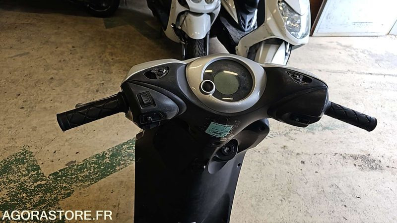 LOT DE (5) SCOOTERS - 1 - Мотоцикл: слика 4 LOT DE (5) SCOOTERS - 1 - Мотоцикл: слика 4