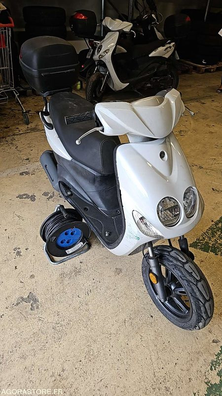 LOT DE (5) SCOOTERS - 1 - Мотоцикл: слика 3 LOT DE (5) SCOOTERS - 1 - Мотоцикл: слика 3