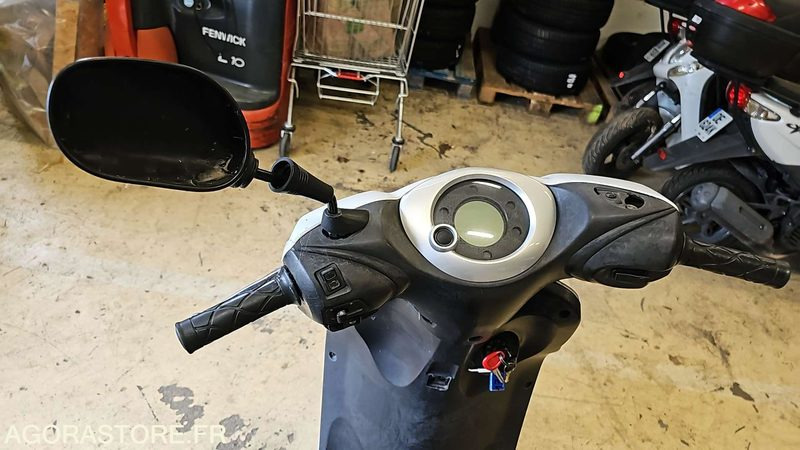 LOT DE (5) SCOOTERS - 1 - Мотоцикл: слика 5 LOT DE (5) SCOOTERS - 1 - Мотоцикл: слика 5