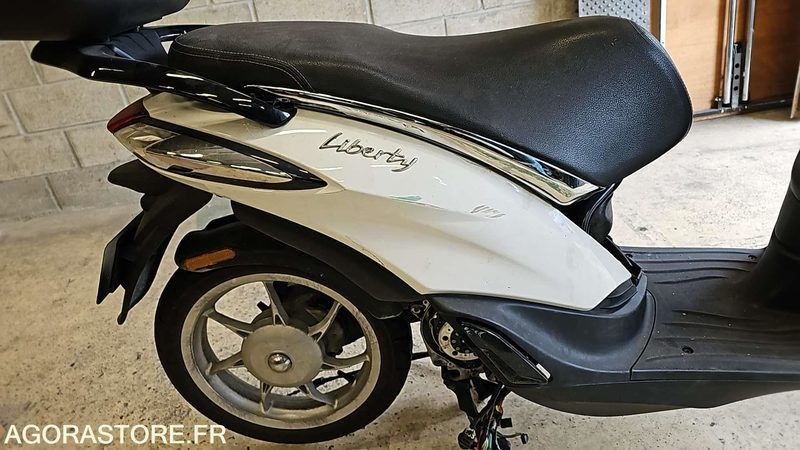 LOT DE (6) SCOOTERS - 2 - Мотоцикл: слика 3 LOT DE (6) SCOOTERS - 2 - Мотоцикл: слика 3