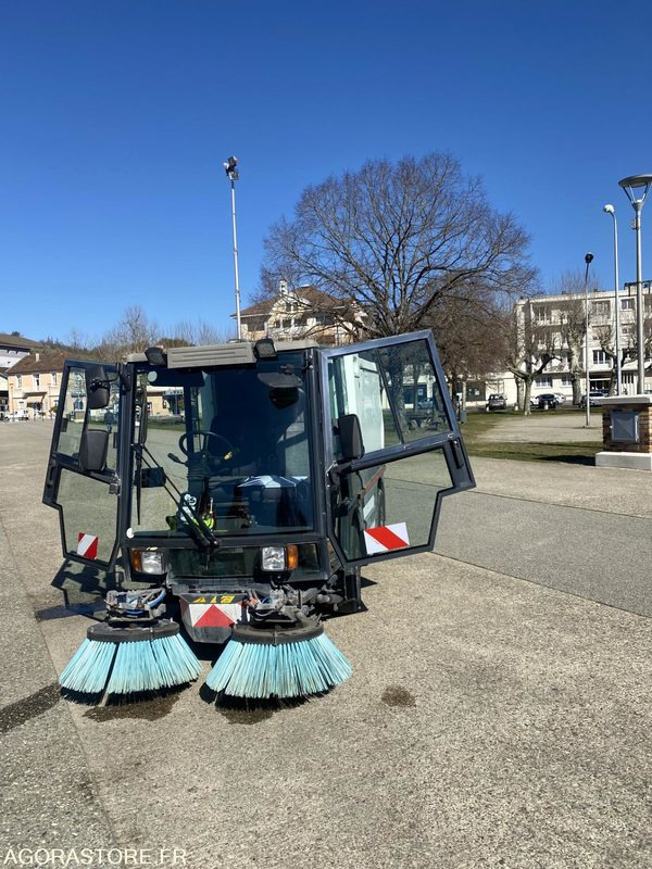 LOT DE DEUX BALAYEUSE SCHMIDT SWINGO 2001 ET 2003 + UNE BALAYEUSE BOSCHUNG 2001 - Возило за метење: слика 5 LOT DE DEUX BALAYEUSE SCHMIDT SWINGO 2001 ET 2003 + UNE BALAYEUSE BOSCHUNG 2001 - Возило за метење: слика 5