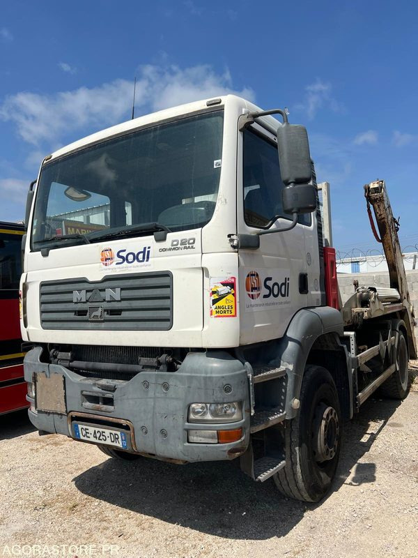 MAN 4X2 MULTICHAINE - 2005 - 538000 Kms - Камион за подигање контејнери: слика 1 MAN 4X2 MULTICHAINE - 2005 - 538000 Kms - Камион за подигање контејнери: слика 1