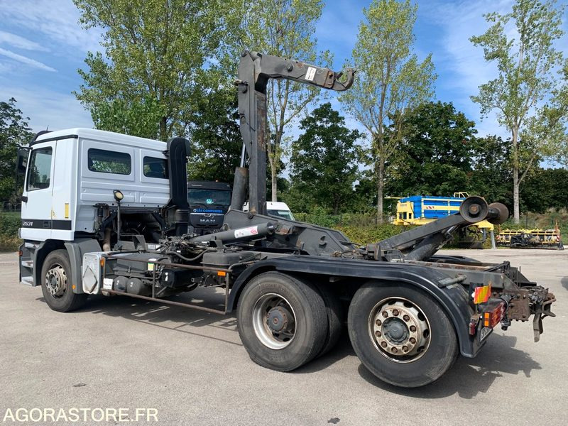 MERCEDES 6x2 - ACTROS 2531 - 1999 / 515000 KM - Камион со кука за подигање: слика 2 MERCEDES 6x2 - ACTROS 2531 - 1999 / 515000 KM - Камион со кука за подигање: слика 2
