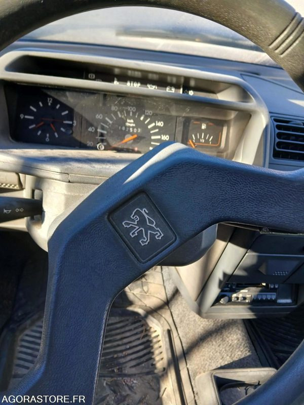 PEUGEOT 205 EN L'ETAT REMORQUE IMPERATIVE POUR ENLEVEMENT - Автомобил: слика 4 PEUGEOT 205 EN L'ETAT REMORQUE IMPERATIVE POUR ENLEVEMENT - Автомобил: слика 4