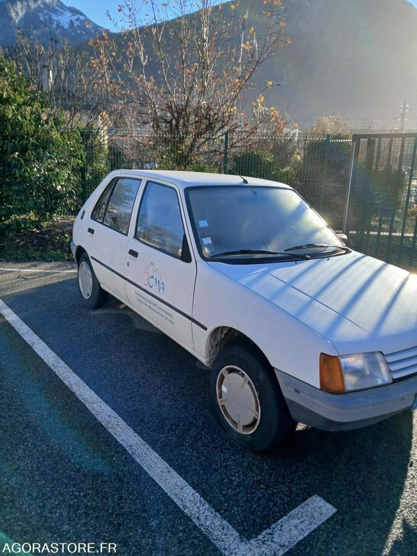 PEUGEOT 205 EN L'ETAT REMORQUE IMPERATIVE POUR ENLEVEMENT - Автомобил: слика 2 PEUGEOT 205 EN L'ETAT REMORQUE IMPERATIVE POUR ENLEVEMENT - Автомобил: слика 2