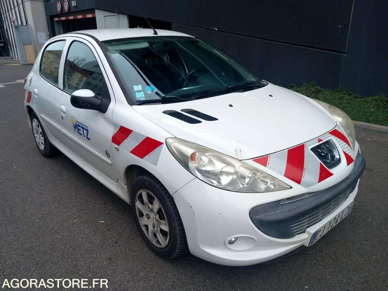 PEUGEOT 206+ 1.4i 73 cv - bon état - 103 800 km - SANS CT - CJ-124-LC - Автомобил: слика 2 PEUGEOT 206+ 1.4i 73 cv - bon état - 103 800 km - SANS CT - CJ-124-LC - Автомобил: слика 2
