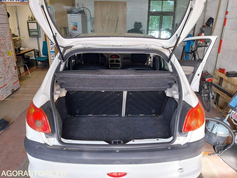 PEUGEOT 206 111000 kms - 2005 - Автомобил: слика 3 PEUGEOT 206 111000 kms - 2005 - Автомобил: слика 3