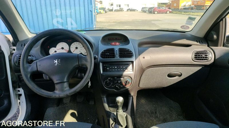 PEUGEOT 206 - 2005 - 142538kms - Автомобил: слика 5 PEUGEOT 206 - 2005 - 142538kms - Автомобил: слика 5