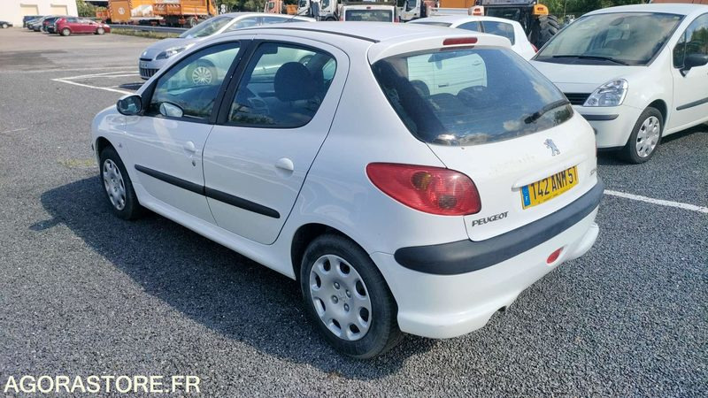 PEUGEOT 206 - 2005 - 142613kms - Автомобил: слика 2 PEUGEOT 206 - 2005 - 142613kms - Автомобил: слика 2