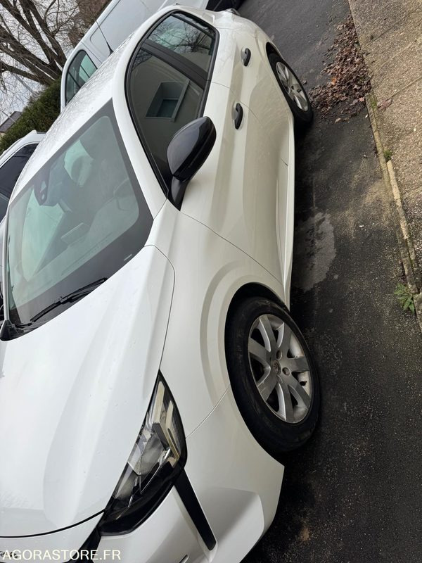 PEUGEOT - 208 - 2022 / 88000 KM - Автомобил: слика 3 PEUGEOT - 208 - 2022 / 88000 KM - Автомобил: слика 3