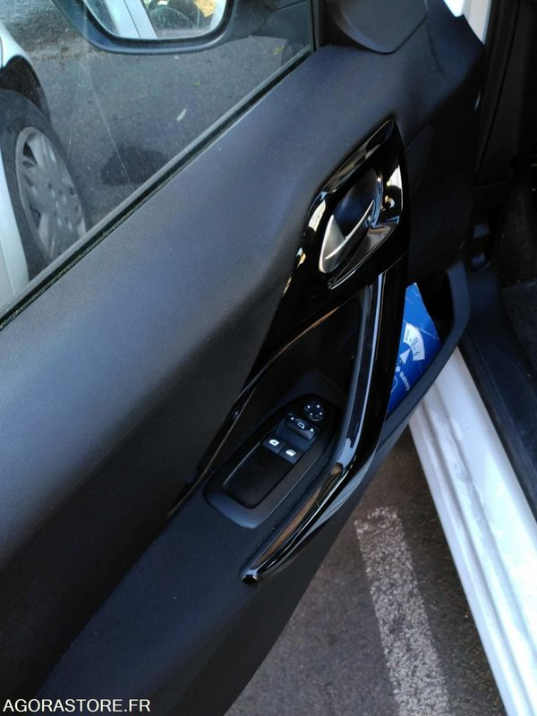 PEUGEOT 208 - Автомобил: слика 5 PEUGEOT 208 - Автомобил: слика 5