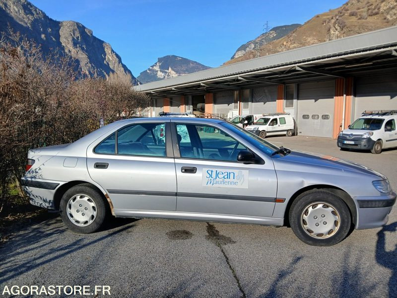 PEUGEOT 406 ESSENCE EN L'ETAT REMORQUE IMPERATIVE POUR ENLEVEMENT - Автомобил: слика 2 PEUGEOT 406 ESSENCE EN L'ETAT REMORQUE IMPERATIVE POUR ENLEVEMENT - Автомобил: слика 2