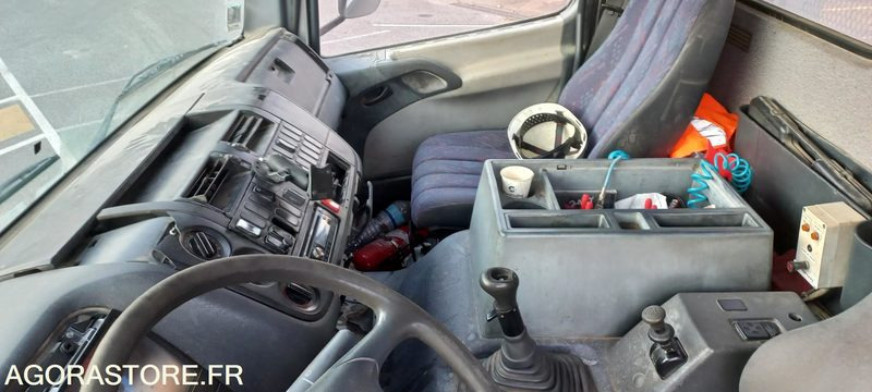 PORTEUR 19T MERCEDES MULTI 339000 km de 1999 (R30223) - Камион за подигање контејнери: слика 5 PORTEUR 19T MERCEDES MULTI 339000 km de 1999 (R30223) - Камион за подигање контејнери: слика 5