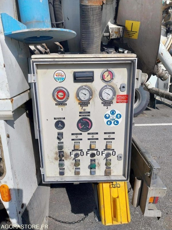 RENAULT Kerax 320 HUWER ADR 2002 (165000Km) ROULANT EXPORT UNIQUEMENT - Вакуумски камион: слика 3 RENAULT Kerax 320 HUWER ADR 2002 (165000Km) ROULANT EXPORT UNIQUEMENT - Вакуумски камион: слика 3