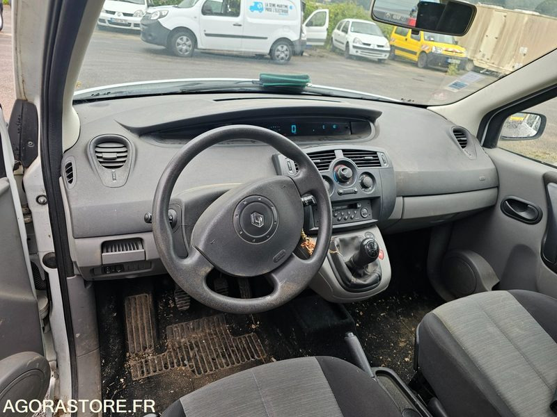 RENAULT SCENIC - 2003 - 258289km - 4031ZJ76 - Автомобил: слика 5 RENAULT SCENIC - 2003 - 258289km - 4031ZJ76 - Автомобил: слика 5
