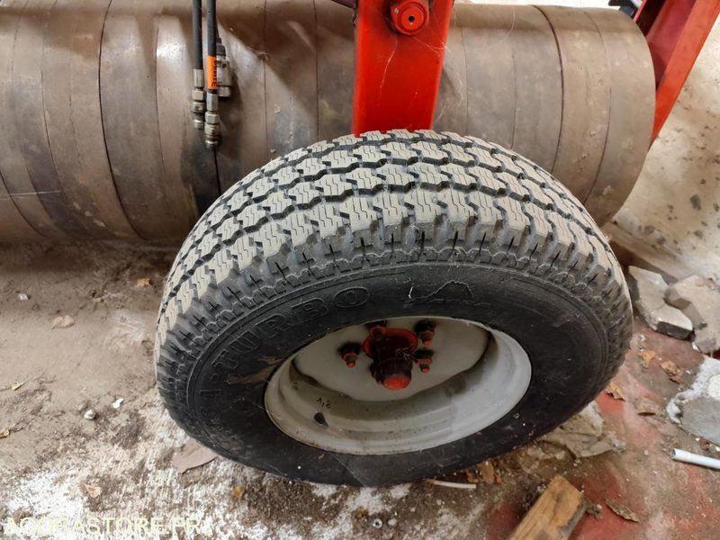 ROULEAU QUIVOGNE RSR 300 TRES PEU SERVI ANNEE 2003 - Градинарска опрема: слика 5 ROULEAU QUIVOGNE RSR 300 TRES PEU SERVI ANNEE 2003 - Градинарска опрема: слика 5