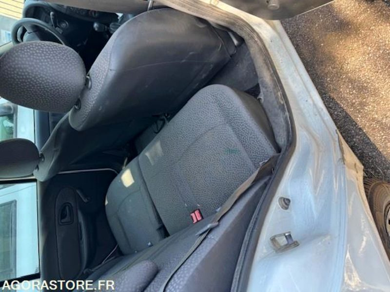 Renault CLIO 2 - Автомобил: слика 4 Renault CLIO 2 - Автомобил: слика 4