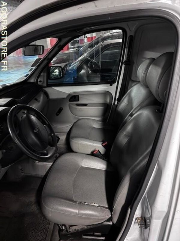 Renault Kangoo - 2004 - ESSENCE BATTERIE HS - Мало комбе: слика 4 Renault Kangoo - 2004 - ESSENCE BATTERIE HS - Мало комбе: слика 4