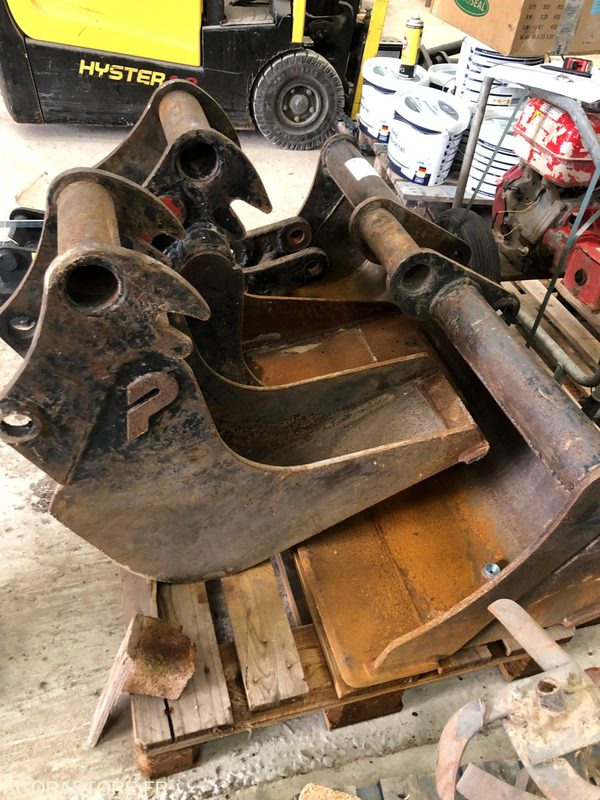 Coupleur et 3 Godets pour pelle 3 - 4.5 T - Резервни делови за Градежна машина: слика 2 Coupleur et 3 Godets pour pelle 3 - 4.5 T - Резервни делови за Градежна машина: слика 2