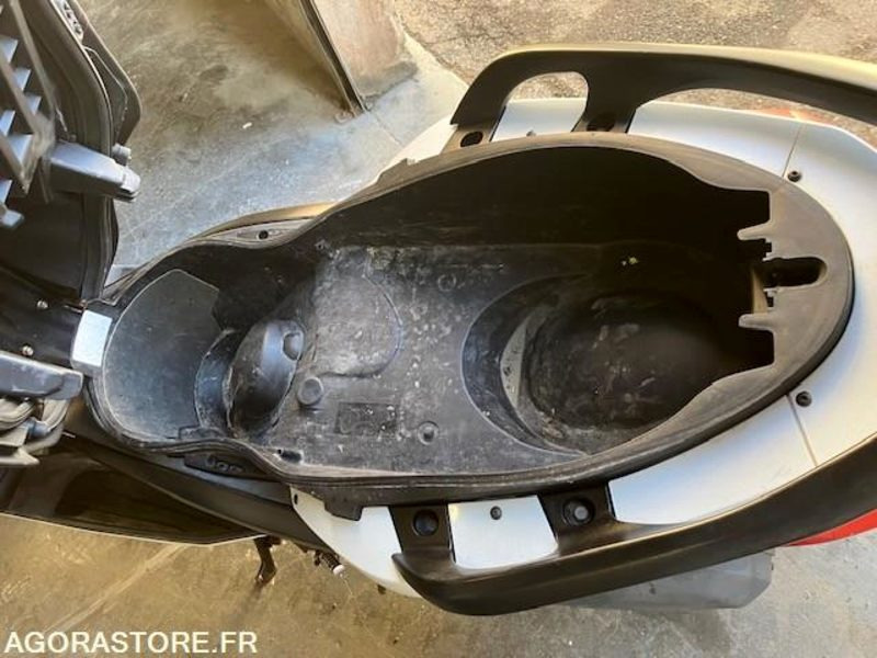 SCOOTER YAMAHA XMAX (EN PANNE) - Мотоцикл: слика 5 SCOOTER YAMAHA XMAX (EN PANNE) - Мотоцикл: слика 5