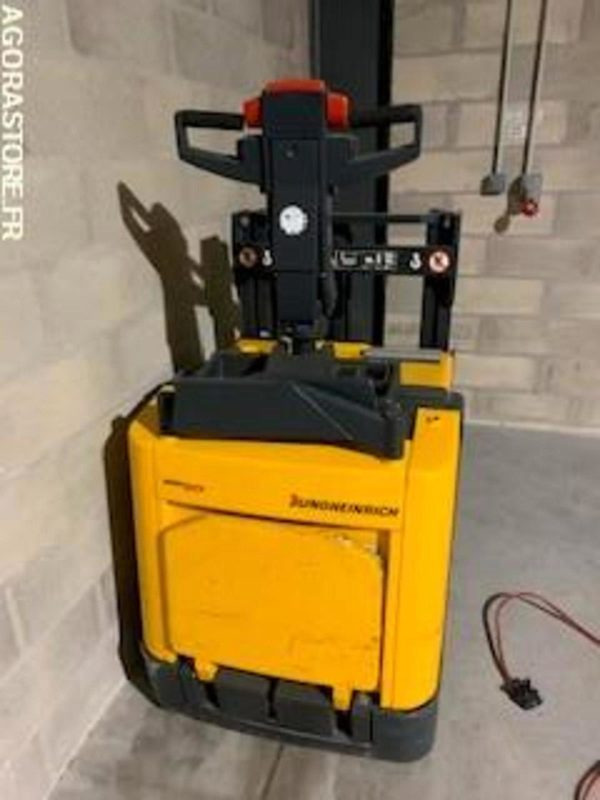 Transpalette électrique sur batteries déchargées. JUNGHEINRICH - Вилушкар за палети: слика 1 Transpalette électrique sur batteries déchargées. JUNGHEINRICH - Вилушкар за палети: слика 1